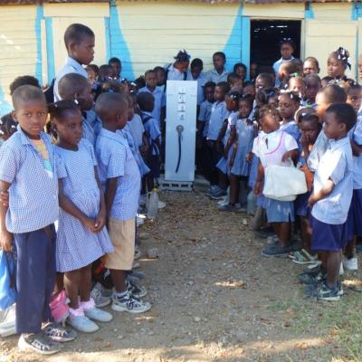 Schulkinder stehen in Haiti für Wasserrucksack Paul Schlange