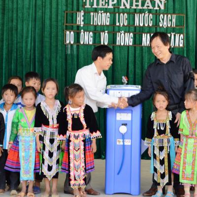 Feierlich wird Paul 2013 in Vietnam einer Schule übergeben