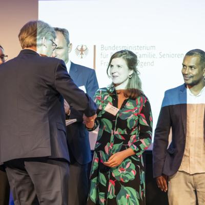 Übergabe der Auszeichnung durch Vertreter des Ministeriums.