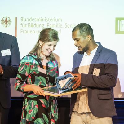 Grenzenlos Team betrachtet die Urkunde.