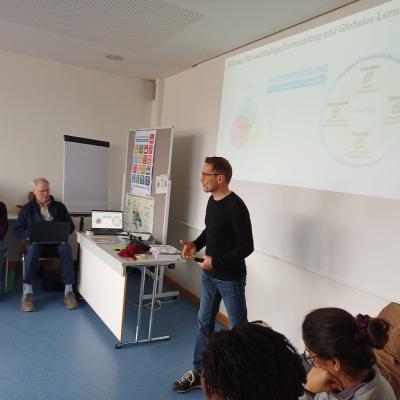 Ein Mann hält eine Präsentation vor einer Gruppe von Menschen