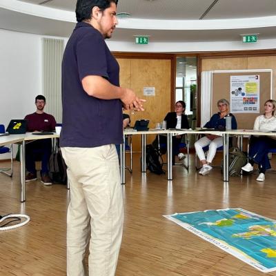 Diego Jarrin präsentiert sein "Elektroschrott: was hat mein Handy mit dem Globalen Süden zu tun?"Thema am ZSL Esslingen (c) WUS 2026