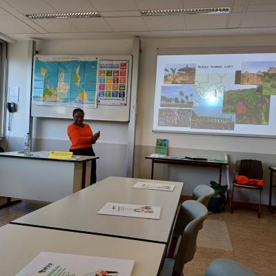 Eine Frau präsentiert ihre Themen zu fairer Mode, Schokolade und Kartographie im Rahmen eines Workshops.