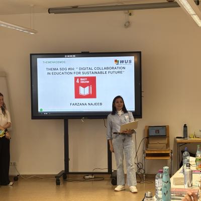 Auf diesem Bild sieht man zwei Personen vor einem Whiteboard. 