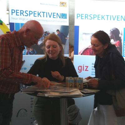 Katharina Streubel, Bayerische Staatskanzlei, im Gespräch mit Besu-cher/-innen bei den Bayerischen Eine Welt-Tagen am 23. Juni 2018. Quelle: WUS