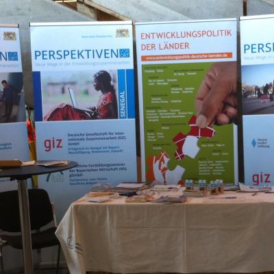Die Deutschen Länder in der Entwicklungspolitik zu Gast bei der Baye-rischen Staatskanzlei – Stand an den Bayerischen Eine Welt Tagen 22. und 23. Juni 2018 Quelle: WUS