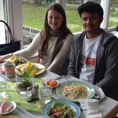 Teilnehmende beim Mittagessen