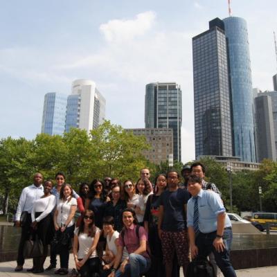STUBE Sommerakademie - Global Player - Unternehmensverantwortung - Exkursion zur Deutschen Bank - Studierende aus Afrika, Asien, Lateinamerika