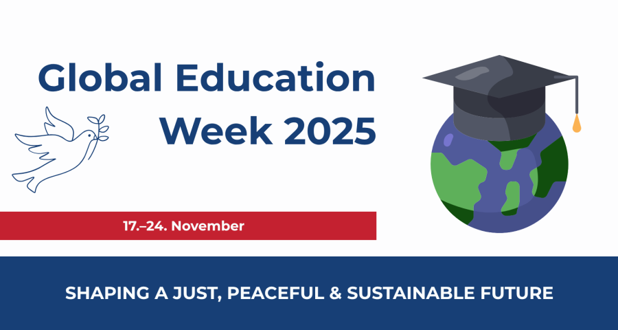 Digitales Plakat zur „Global Education Week 2025“. Links eine Friedenstaube mit Olivenzweig, daneben der Titel in dunkelblauer Schrift. Rechts eine stilisierte Erdkugel mit Doktorhut. In einem roten Balken steht: „17.–24. November“. Unten im blauen Bereich das Motto: „Shaping a Just, Peaceful & Sustainable Future“ (Eine gerechte, friedliche und nachhaltige Zukunft gestalten).