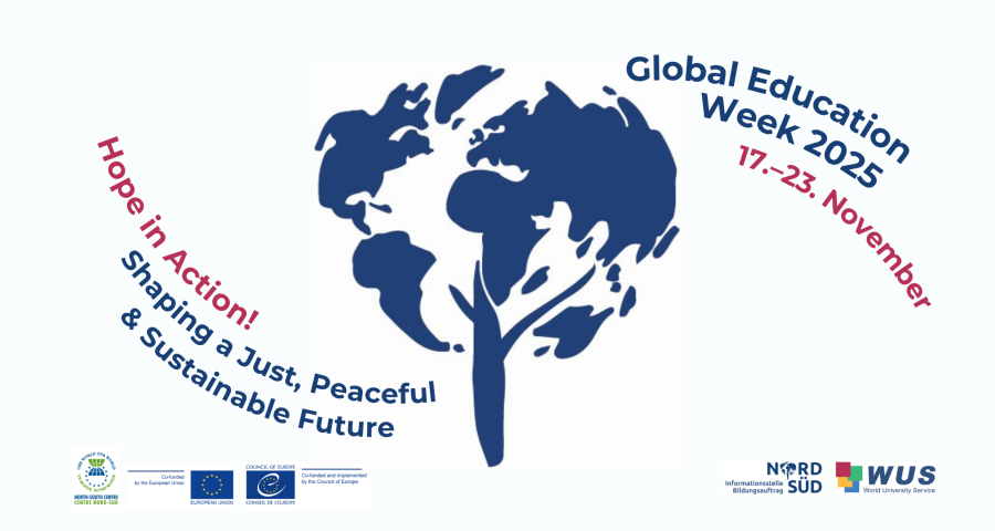 Das Bild zeigt das Logo für die Global Education Week 2025, die vom 17. bis 23. November stattfindet. Es zeigt eine stilisierte Weltkugel in Form eines Baumes, der als Symbol für Wachstum und Nachhaltigkeit steht. Um die Weltkugel herum steht der Slogan „Hope in Action! Shaping a Just, Peaceful & Sustainable Future“.