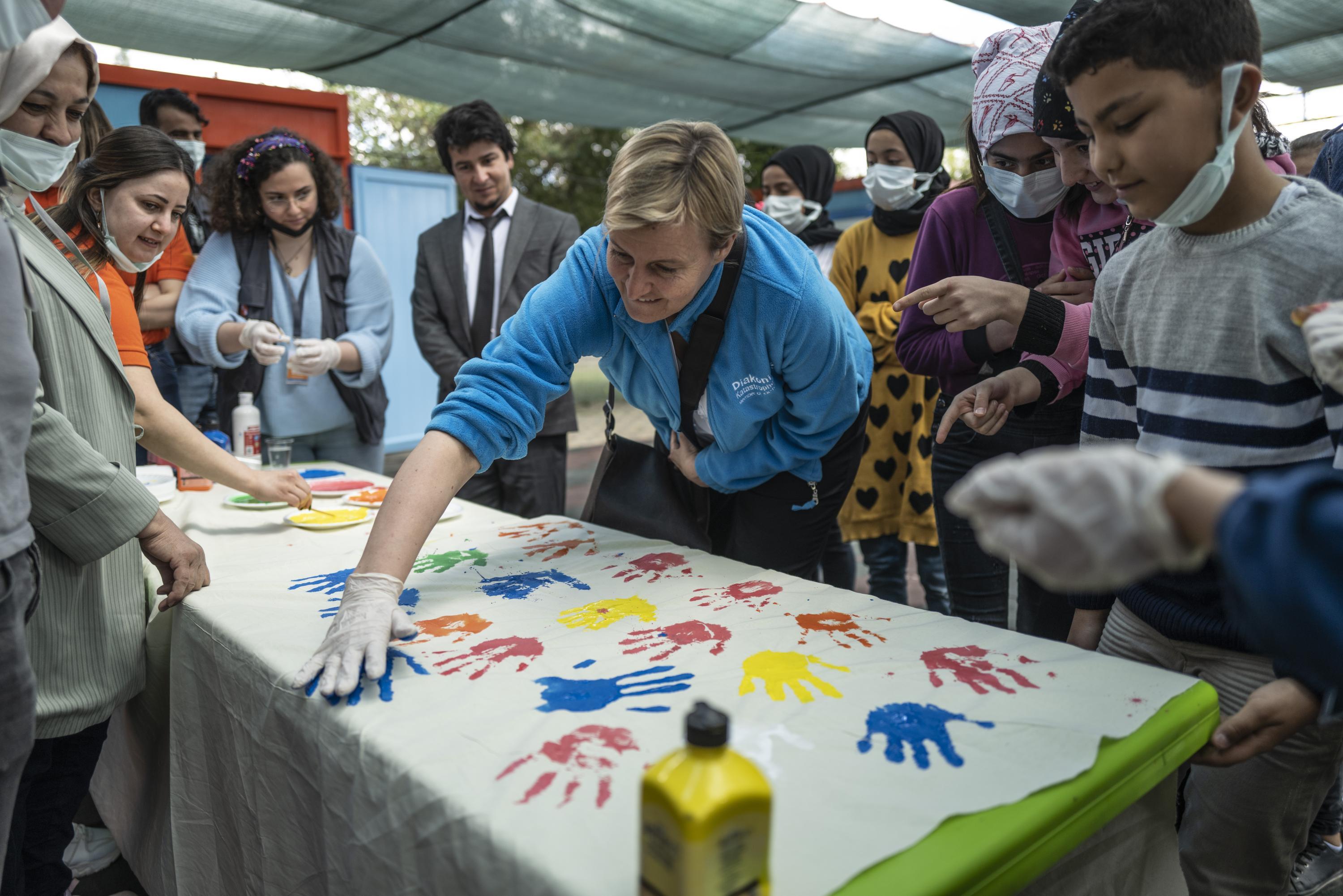 Kinder und Dr. Dagmar Pruin beim gemeinsamen Spiel im S,anl urfa Haliliye Community Center.