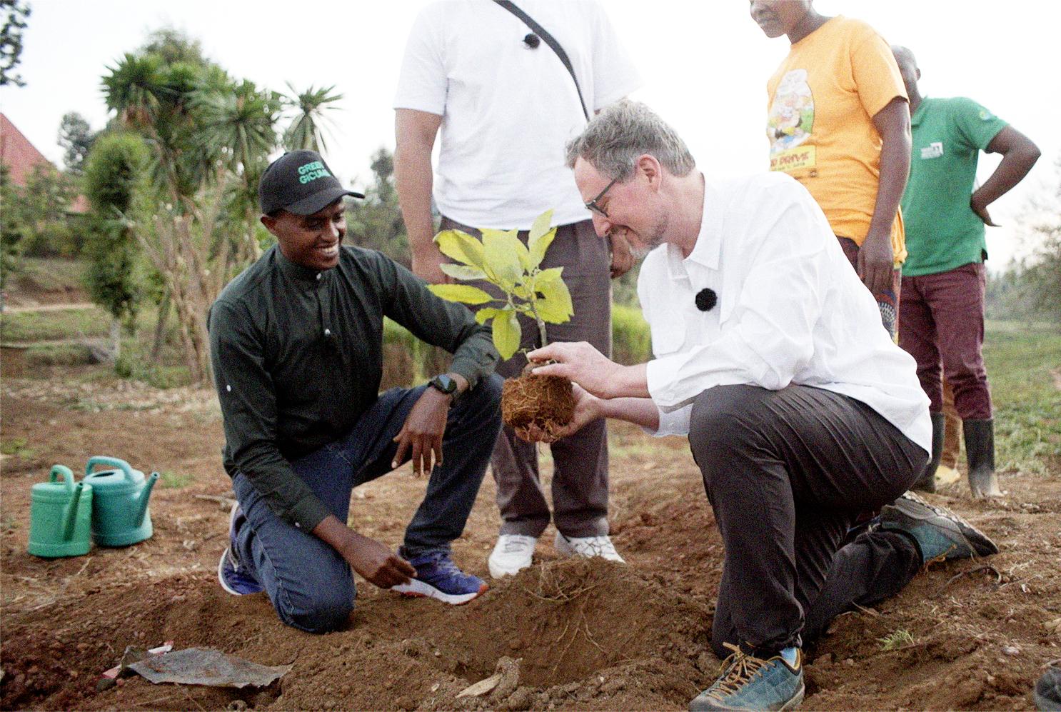 Dr. Eckart von Hirschhausen beim pflanzen eines Baumes in Ruanda