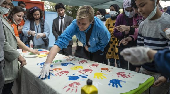 Kinder und Dr. Dagmar Pruin beim gemeinsamen Spiel im S,anl urfa Haliliye Community Center.