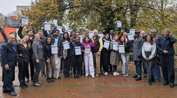 Eine Gruppe von ca. 25 Personen steht im Freien vor der Jugendherberge Wiesbaden 