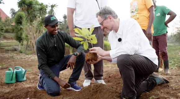 Leitartikel Rundbrief 124 Dr. Eckart von Hirschhausen beim pflanzen eines Baumes in Ruanda