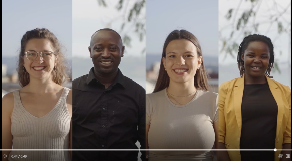 Vier junge Menschen lächeln in die Kamera