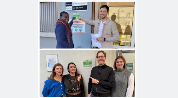 Oben zeigt die Aufnahme zwei Personen vor einem Schild mit Text, eine Person zeigt darauf. Unten stehen vier Personen nebeneinander, die zwei mittleren Personen zeigen mit dem Finger auf ein Schild zwischen ihnen.