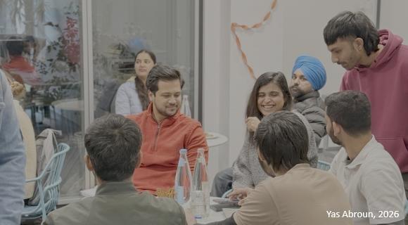 Junge Menschen sitzen zusammen und unterhalten sich.