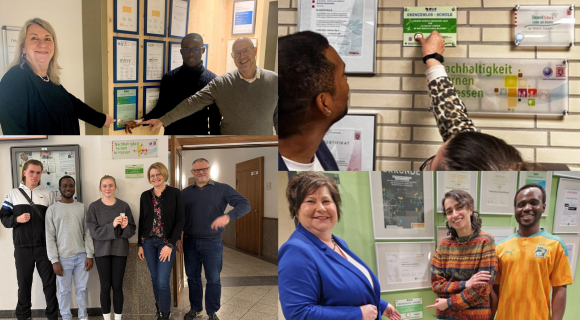 Collage aus vier Fotos in einem Büro- oder Schulumfeld. Oben links stehen drei Erwachsene nebeneinander vor einer Wand mit gerahmten Zertifikaten und strecken ihre Hände gemeinsam nach vorne. Oben rechts zeigt eine Person auf ein Zertifikat oder eine Plakette an einer Wand mit mehreren Aushängen. Unten links stehen fünf Erwachsene in einem Flur, lächeln in die Kamera und posieren locker. Unten rechts stehen drei Personen vor einer Wand mit Dokumenten und Auszeichnungen, zwei davon mit verschränkten Armen, a