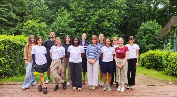Gruppe mit jungen Leuten