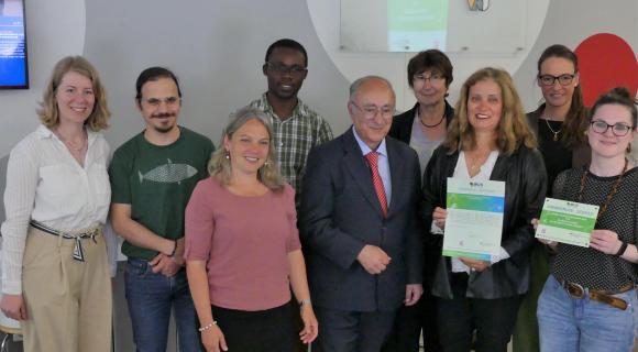 Gruppenfoto Zertifikat Grenzenlos-Schule